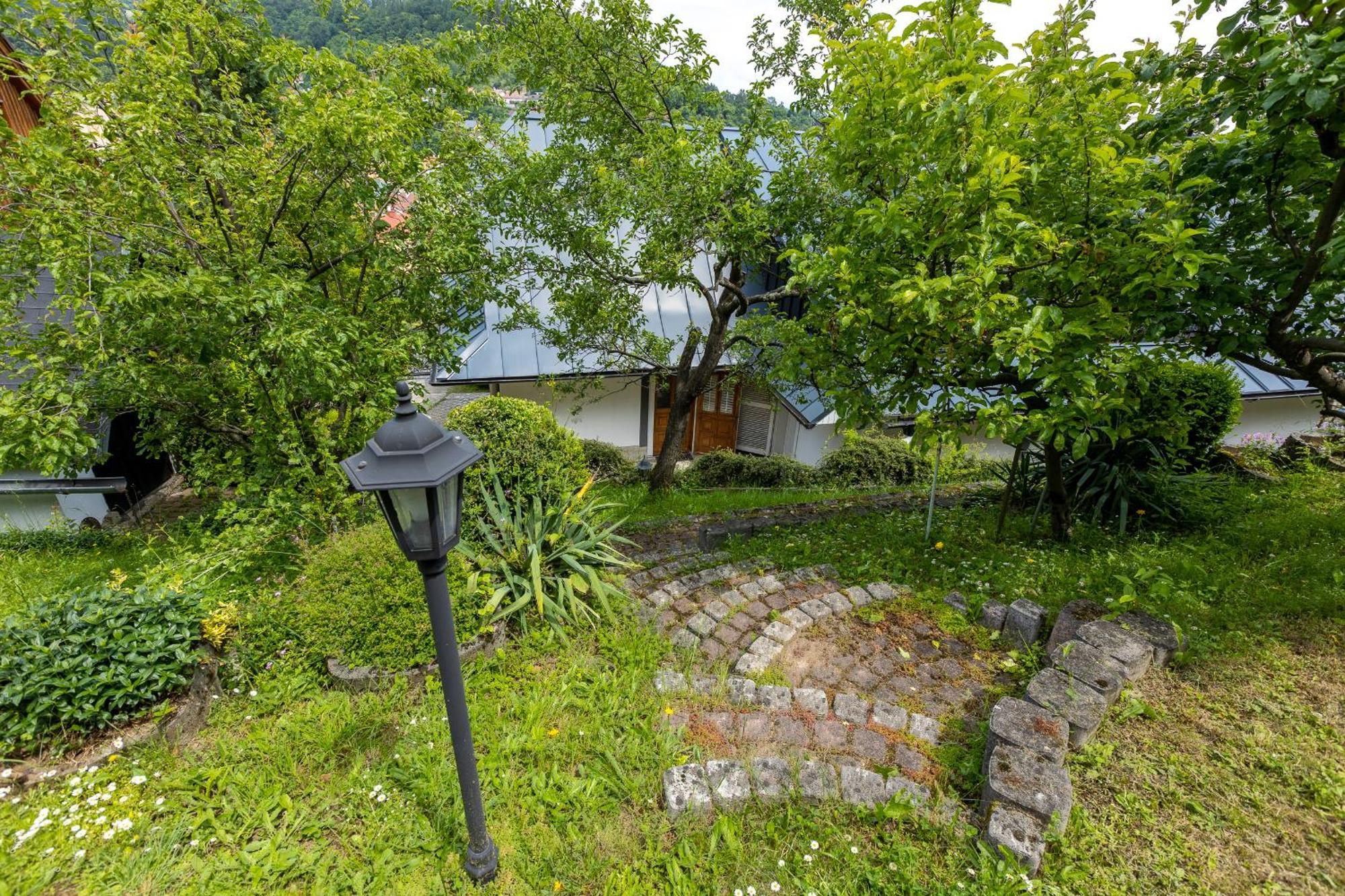Villa Amalia, Centrum Banska Stiavnica, Parkovanie Pre 2 Auta, Velka Zahrada S Krbom, Cela Villa Amalia Pre 14 Osob Alebo Samostatne Nezavisle Prve Podlazie Villa Ama Pre 6 Osob Alebo Samostatne Nezavisle Podkrovie Villa Lia Pre 8 Osob,Pristup Cez Pi Kültér fotó