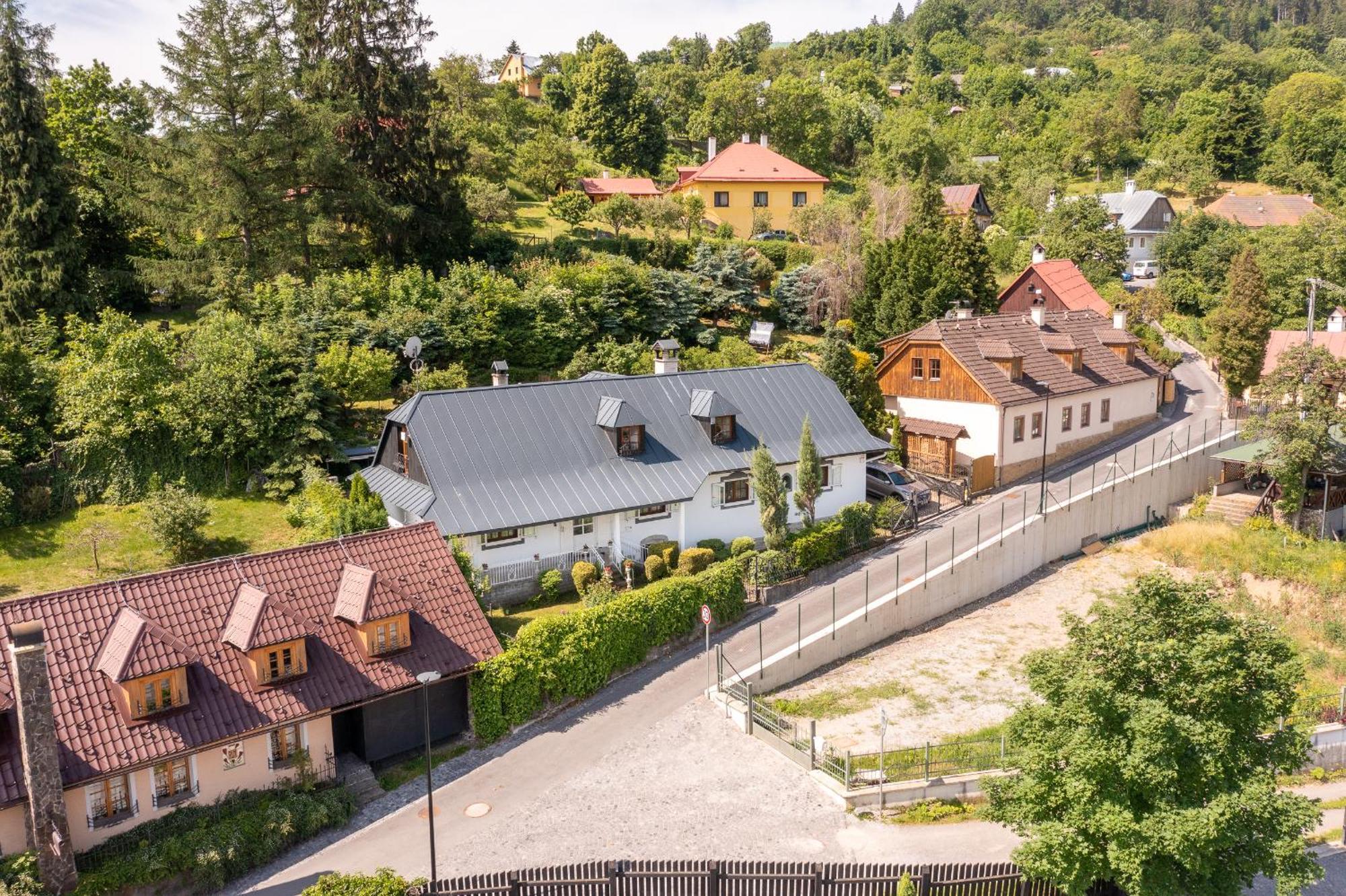 Villa Amalia, Centrum Banska Stiavnica, Parkovanie Pre 2 Auta, Velka Zahrada S Krbom, Cela Villa Amalia Pre 14 Osob Alebo Samostatne Nezavisle Prve Podlazie Villa Ama Pre 6 Osob Alebo Samostatne Nezavisle Podkrovie Villa Lia Pre 8 Osob,Pristup Cez Pi Kültér fotó