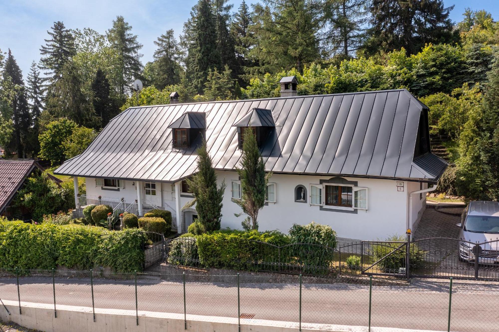 Villa Amalia, Centrum Banska Stiavnica, Parkovanie Pre 2 Auta, Velka Zahrada S Krbom, Cela Villa Amalia Pre 14 Osob Alebo Samostatne Nezavisle Prve Podlazie Villa Ama Pre 6 Osob Alebo Samostatne Nezavisle Podkrovie Villa Lia Pre 8 Osob,Pristup Cez Pi Kültér fotó